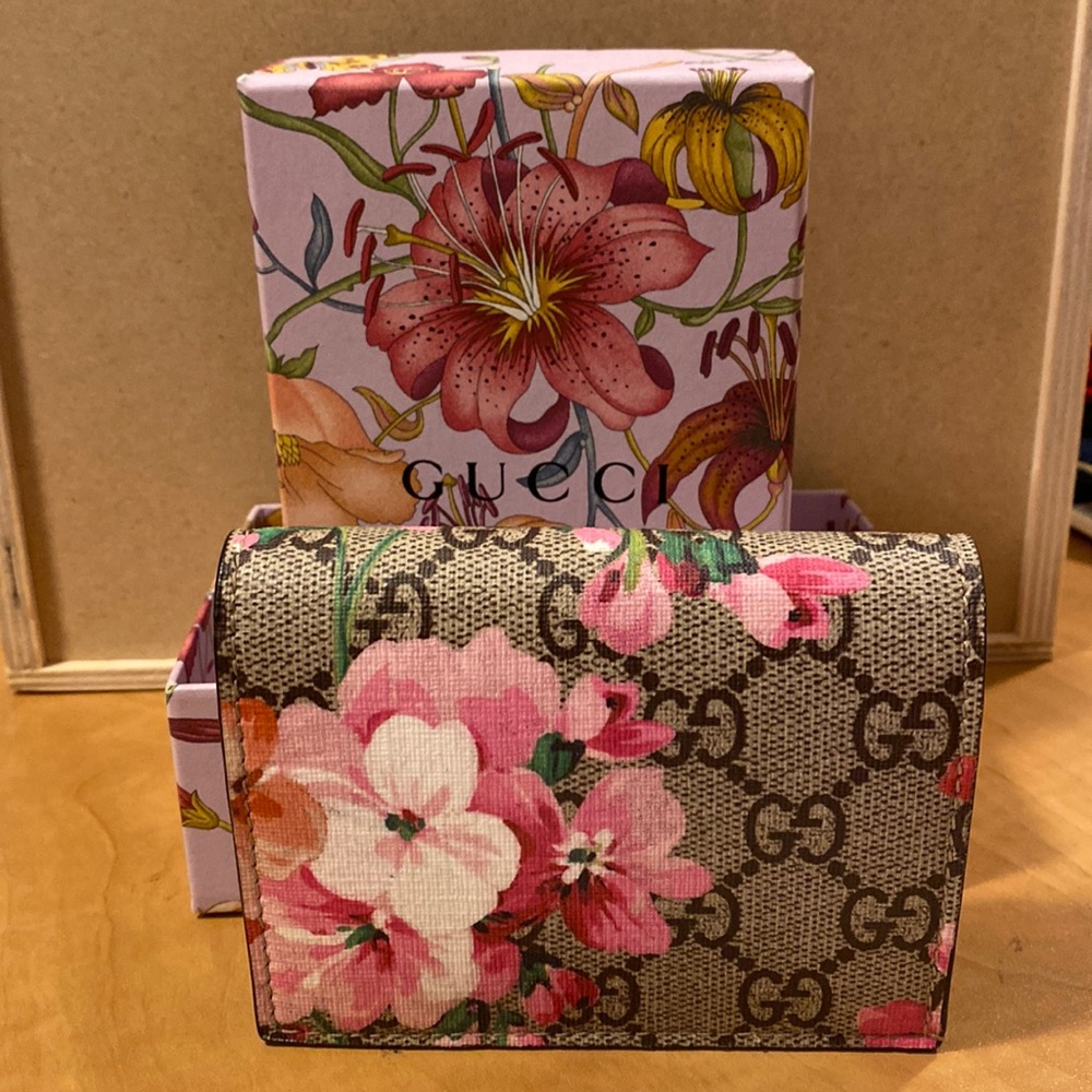 AUTH - GG Supreme Monogram Blooms Card Case Beige Multicolor Dry Rose. Stunning